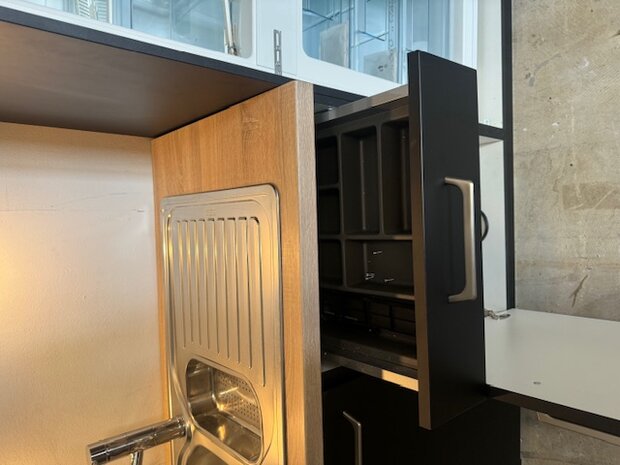 Showmodel zwarte hoek keuken 180cm +  240cm met inbouw apparatuur per direct leverbaar NEW-5550